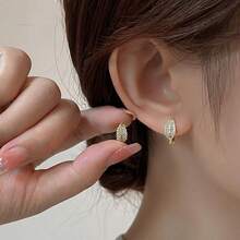 精致的叶形银耳环，镶嵌微型水钻，别致的耳钉，独特的女士耳环