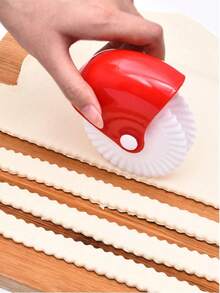 1 Pieza Cortador y Decorador de Rueda para Pastelería, Rueda de Corte para Pastelería, con Mango Rojo, Prensa para Corteza de Tarta, Cortador de Masa, Rueda para Pizza y Cortador de Pastelería, Material Plástico, Seguro para Alimentos, Multiusos Rodillo y Cortador de Masa de Pizza Manual (Horneado), Rueda de Pastelería Decoradora de Plástico, Adecuado para Pizza, Tarta, Galletas, Pasta, Hojaldre, Fondant, Herramientas de Horneado, Herramientas de Pastelería de Cocina, Accesorios de Cocina, Suministros de Cocina.