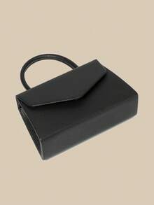 这款晚宴包容量适中,可容纳手机、钱包、化妆品等个人物品。手提设计方便抓握。荔枝纹皮革搭配精致的金属连接件,风格简洁优雅,适合出席正式晚会、公司年会、重要商务活动,彰显优雅气质。这款女士手提包、手拿包、单肩包和婚包可用于婚宴、派对和聚会,搭配晚礼服和高跟鞋,更显优雅气质。 - 黑色 - 查看 6