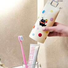 一套时尚便携旅行牙刷、漱口杯和牙膏收纳盒，波点图案，轻巧便携，方便外出时进行个人护理，男女皆宜的紧凑型旅行套装，结构精巧，易于取用的盖子，整洁的台面展示，是日常通勤、健身和酒店住宿的完美礼物。时尚、实用、节省空间、卫生、便捷。 - 白色 - 查看 5