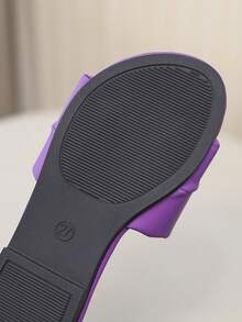 夏季新款圆头褶皱设计女童户外拖鞋，时尚大方，纯色西部儿童平底凉鞋