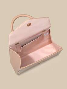 这款晚宴手拿包容量充足，可收纳手机、钱包、化妆品等小件个人物品。手提设计方便携带。荔枝纹皮革材质搭配精致的金属连接件，呈现简约优雅的风格，适合正式晚会场合。女士可将其用作手提包、手拿包、单肩包或婚礼派对包。可搭配晚礼服和高跟鞋，更显优雅气质。 - 杏色 - 查看 8