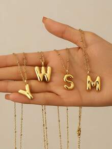 1 件精致双曲线不锈钢泡泡英文字母吊坠项链，方晶锆石字母吊坠项链，适合女性日常佩戴和派对搭配