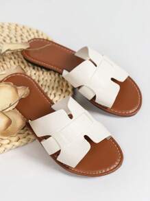 Nouvelles mules femme printemps/été de la marque H, design décontracté à la mode, style romain, sans laçage, motif gaufré plat, recommandé par des blogueuses mode, sensation haut de gamme. Nouvelles mules plates style fée avec bout rond, convenant pour l'intérieur et l'extérieur. Mules femme motif crocodile, design plat sans laçage, stylées pour l'été