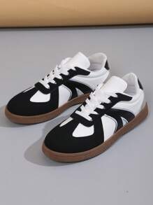 Zapatillas deportivas de estilo minimalista de moda unisex con diseño de patchwork en blanco y negro, cierre de cordones, suela exterior de goma marrón duradera y antideslizante, adecuadas para uso diario en diferentes ocasiones, nuevo modelo 2025
