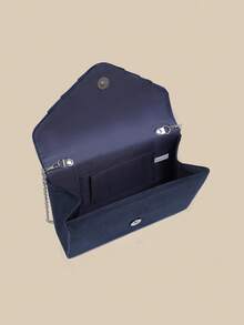 这是一款时尚的手拿包，开合设计便捷，内部空间充裕，可轻松收纳手机、口红和银行卡等小物件。它采用令人惊艳的海军蓝天鹅绒材质，拥有独特的褶皱纹理，时尚吸睛。这款手拿包适合派对、演唱会、时尚活动等各种场合，轻松搭配你的整体造型。 - 藏蓝色 - 查看 5