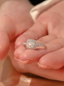Bague de mariage en zircone cubique de luxe carrée en argent sterling 925 pour femmes. Cadeau de bijoux pour un partenaire ou un ami lors d'un anniversaire. Convient pour le mariage, les fiançailles, le port quotidien des femmes. Accessoires de haute qualité, style de boîte aléatoire.