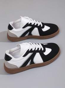 Zapatillas deportivas de estilo minimalista de moda unisex con diseño de patchwork en blanco y negro, cierre de cordones, suela exterior de goma marrón duradera y antideslizante, adecuadas para uso diario en diferentes ocasiones, nuevo modelo 2025