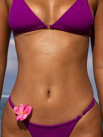 2025 nytt sexigt bikiniset, europeisk och amerikansk stil med dubbelt tyg i enfärgad ryggrem för kvinnor med delade badkläder