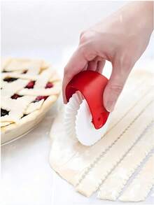 1 Pieza Cortador y Decorador de Rueda para Pastelería, Rueda de Corte para Pastelería, con Mango Rojo, Prensa para Corteza de Tarta, Cortador de Masa, Rueda para Pizza y Cortador de Pastelería, Material Plástico, Seguro para Alimentos, Multiusos Rodillo y Cortador de Masa de Pizza Manual (Horneado), Rueda de Pastelería Decoradora de Plástico, Adecuado para Pizza, Tarta, Galletas, Pasta, Hojaldre, Fondant, Herramientas de Horneado, Herramientas de Pastelería de Cocina, Accesorios de Cocina, Suministros de Cocina.