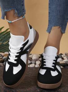 Zapatillas deportivas de estilo minimalista de moda unisex con diseño de patchwork en blanco y negro, cierre de cordones, suela exterior de goma marrón duradera y antideslizante, adecuadas para uso diario en diferentes ocasiones, nuevo modelo 2025