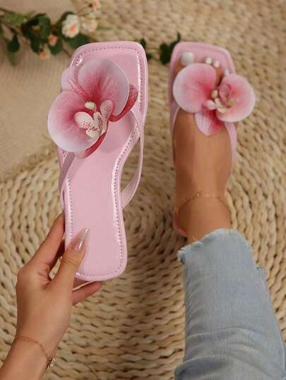 2025 Nuevas sandalias planas con puntera cuadrada y decoración de flores artificiales para mujer de talla grande, para uso diario de verano, chanclas