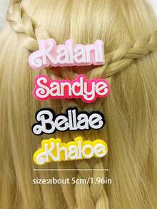 1个定制亚克力姓名发夹，包含个性化姓名发夹、DIY字母礼品发夹和DIY姓名发夹款式。这款产品是开学季送给好朋友的绝佳礼物。它还兼具儿童发夹的属性，色彩鲜艳，造型可爱，充满童趣。