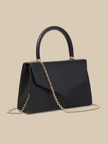 这款晚宴包容量适中,可容纳手机、钱包、化妆品等个人物品。手提设计方便抓握。荔枝纹皮革搭配精致的金属连接件,风格简洁优雅,适合出席正式晚会、公司年会、重要商务活动,彰显优雅气质。这款女士手提包、手拿包、单肩包和婚包可用于婚宴、派对和聚会,搭配晚礼服和高跟鞋,更显优雅气质。 - 黑色 - 查看 7