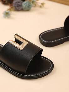 1 par de sandalias de moda de talla grande para niñas pequeñas, color negro sólido con correa de PU y hebilla con brillantes rhinestones de colores, punta redonda, planas y antideslizantes, cómodas y lindas sandalias romanas para uso doméstico, adecuadas para niñas de 3 a 15 años, para uso casual, fiesta, viaje, primavera/verano 2025