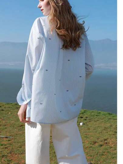 Damska bluzka w paski z kokardą i węzłem na co dzień i do pracy