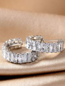 1 paire de magnifiques boucles d'oreilles élégantes et étincelantes en forme de C, plaquées AAA zircone. Accessoires polyvalents pour un port quotidien des femmes, cadeau de la Fête des Mères et de la Saint-Valentin, accessoires pour mariage occidental, bal de promo. Grandes boucles d'oreilles pour femmes