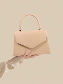 这款晚宴手拿包容量充足，可收纳手机、钱包、化妆品等小件个人物品。手提设计方便携带。荔枝纹皮革材质搭配精致的金属连接件，呈现简约优雅的风格，适合正式晚会场合。女士可将其用作手提包、手拿包、单肩包或婚礼派对包。可搭配晚礼服和高跟鞋，更显优雅气质。 - 杏色 - 查看 2