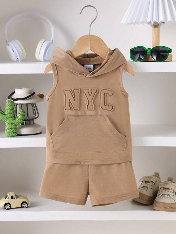Juego de 2 piezas de top con capucha y pantalones cortos acolchados con bolsillos con relieve de Nueva York, adecuado para ropa de exterior de niños, verano