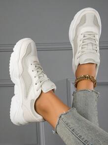 Nouvelles chaussures blanches de plateforme pour femmes, Baskets de sport à la mode et confortables. Maille avec ventilation, lacets, Baskets épaisses