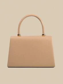 这款晚宴手拿包容量充足，可收纳手机、钱包、化妆品等小件个人物品。手提设计方便携带。荔枝纹皮革材质搭配精致的金属连接件，呈现简约优雅的风格，适合正式晚会场合。女士可将其用作手提包、手拿包、单肩包或婚礼派对包。可搭配晚礼服和高跟鞋，更显优雅气质。 - 杏色 - 查看 5