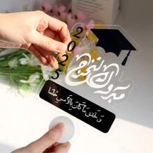 Decorazioni per la stagione della Laurea, inclusi ornamenti di benedizione per la Laurea, bacheca delle firme e bruciatori di incenso per la Laurea. Con la frase in arabo "La Laurea è felicità" e parole ispiratrici, sono ideali per decorare cerimonie di Laurea, abbellimenti per raduni familiari e come souvenir per regali di Laurea.