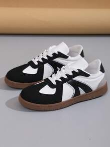 Zapatillas deportivas de estilo minimalista de moda unisex con diseño de patchwork en blanco y negro, cierre de cordones, suela exterior de goma marrón duradera y antideslizante, adecuadas para uso diario en diferentes ocasiones, nuevo modelo 2025