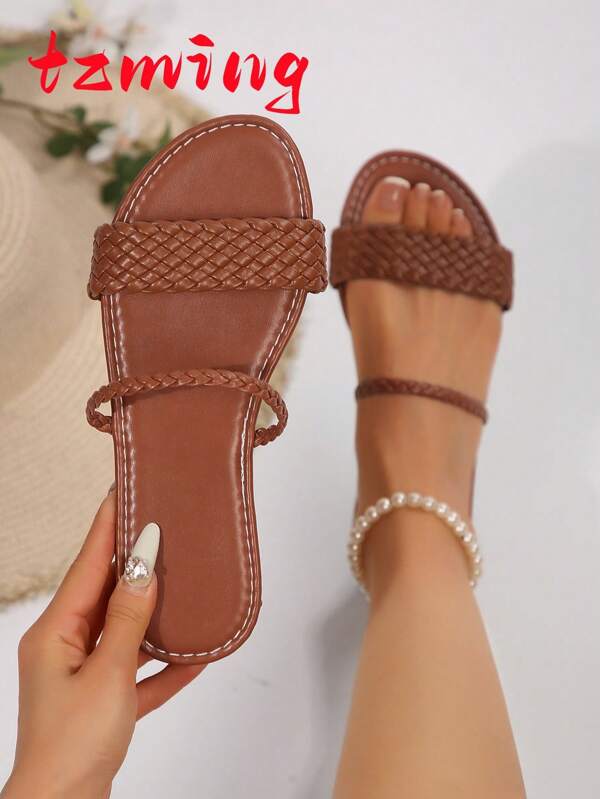 صنادل نسائية مسطحة جديدة لصيف 2025، موضة أنيقة، سطح مُنسوج ذو شريطين مسطحين، طراز عطلة، أسلوب ترفيهي للخارج والشاطئ، صنادل مريحة مفتوحة الأصابع، سهلة الارتداء، مقاسات كبيرة