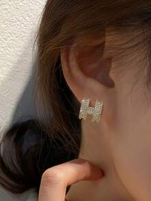 奢华 H 字母方晶锆石耳钉，适合派对和日常佩戴 - 字母H - 查看 3