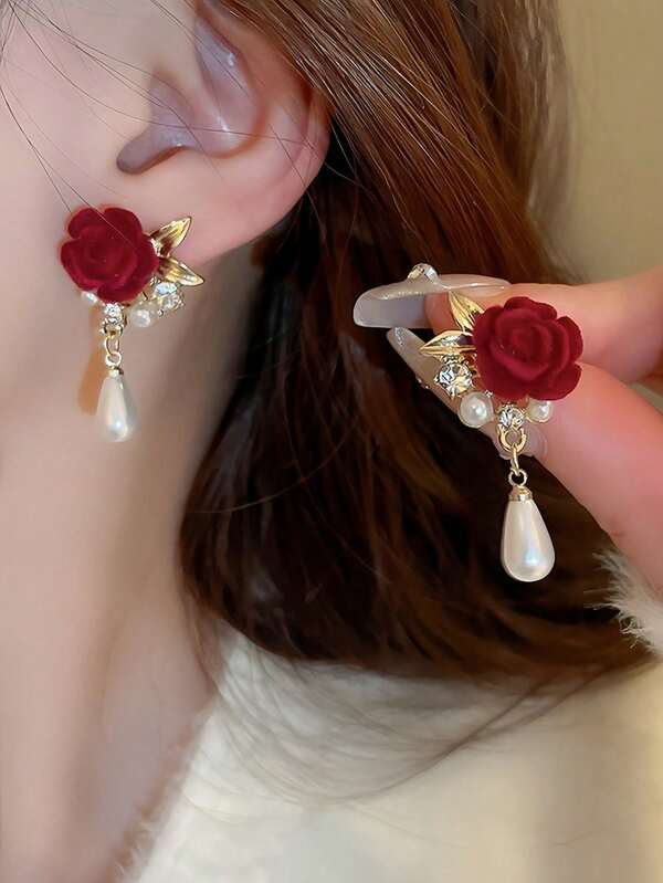 1 par de aretes vintage con flores de terciopelo rojo y perlas, elegantes para fiestas y bodas
