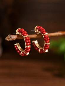 一对时尚优雅的彩色巧克力树脂DIY手工C形耳环，适合女性在派对和晚宴上佩戴，搭配精美服饰。部分耳环采用树脂和贝壳碎片混合制成，因此尺寸和颜色可能略有不同。彩色贝壳碎片随机发放。新增酒红色方形糖果搭配米色珍珠金色C形耳环。树脂材质呈现多种色调和图案，每朵花的设计都独一无二。 - 紅樹脂耳環 - 查看 3