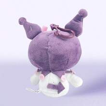 用 Sanrio Kuromi 紫色吊坠装饰你的服装 - 可爱又实用的配饰 - 彩色 - 查看 3
