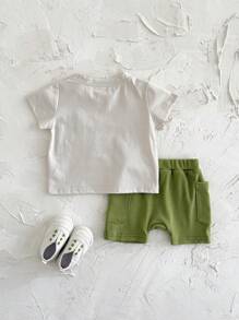 Set de 2 piezas Camiseta de manga corta con parche de letra + Pantalones cortos verdes para bebé niño, verano