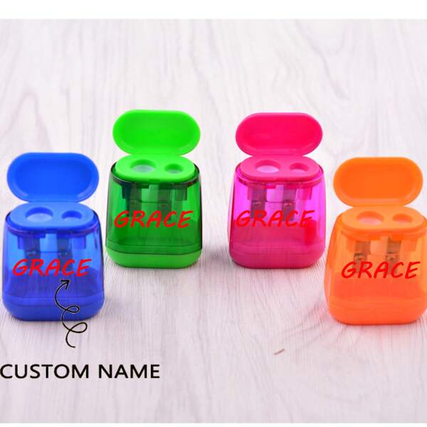 Taille-crayon double trou personnalisé, taille-crayon recouvert de plastique, fournitures scolaires, retour à l'école, cadeau scolaire, pour le bureau, pour l'école, pour la classe, pour les cadeaux d'enseignants, pour l'université, pour les collègues, pour les chambres d'étudiants, pour les enseignants, pour les garçons et les filles, pour les adolescents, élèves de collège, élèves de lycée, étudiants universitaires, étudiants de première année, étudiants de deuxième année, étudiants de première et deuxième année