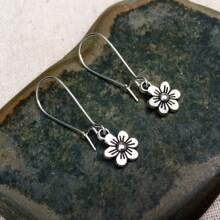 1 paire de boucles d'oreilles pendantes rétro minimalistes vintage argentées en forme de marguerite, bijoux élégants et à la mode pour femmes