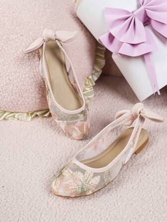 新款夏季时尚尖头平底鞋，蕾丝少女学生大码平底皮鞋户外休闲鞋，尖头平底学生校园鞋，白色婚鞋