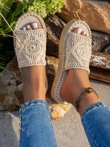 Sandales plates à semelle en paille avec motif rétro asymétrique et texturée pour femmes grandes tailles. Nouvelles sandales bohèmes d'été 2025 pour vacances, décontractées, beiges, convenant pour la plage, le pique-nique, le camping