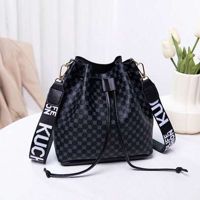 圆点印花编织腰带搭配水桶包和斜跨单肩包