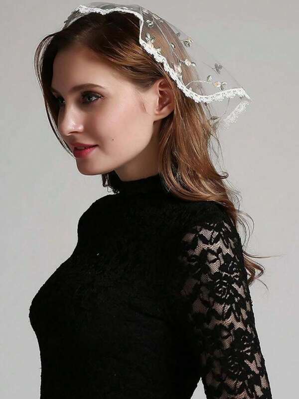1 Short Bridal Veil With Floral Embroidery, Lace Cap And Single Layer Round Turban For Wedding Occasions