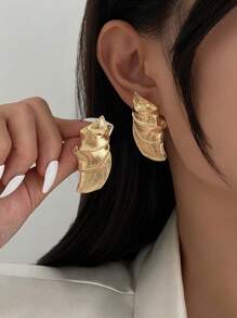 1 paire de boucles d'oreilles vintage à la mode, créatives, géométriques et métalliques en spirale. Des boucles d'oreilles uniques de design asymétrique et minimaliste pour femmes, à porter au quotidien et pour diverses occasions. Bijoux décoratifs et charmants.