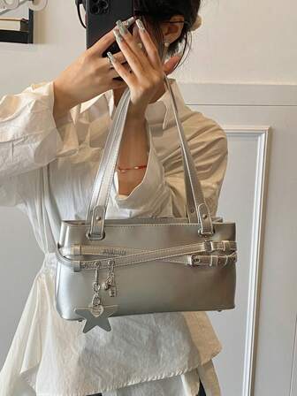 1 件时尚银色 PU 简约朋克风格肩带和索环装饰斜挎法棍包（带星星吊饰）