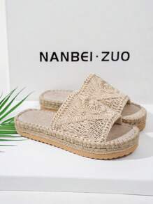 Sandales plates à semelle en paille avec motif rétro asymétrique et texturée pour femmes grandes tailles. Nouvelles sandales bohèmes d'été 2025 pour vacances, décontractées, beiges, convenant pour la plage, le pique-nique, le camping