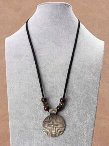 1 pièce Collier pour femmes avec pendentif en alliage de forme géométrique et perles de bois enfilées, cordon de daim noir. Chaîne vintage pour pull