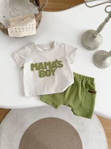 Set de 2 piezas Camiseta de manga corta con parche de letra + Pantalones cortos verdes para bebé niño, verano