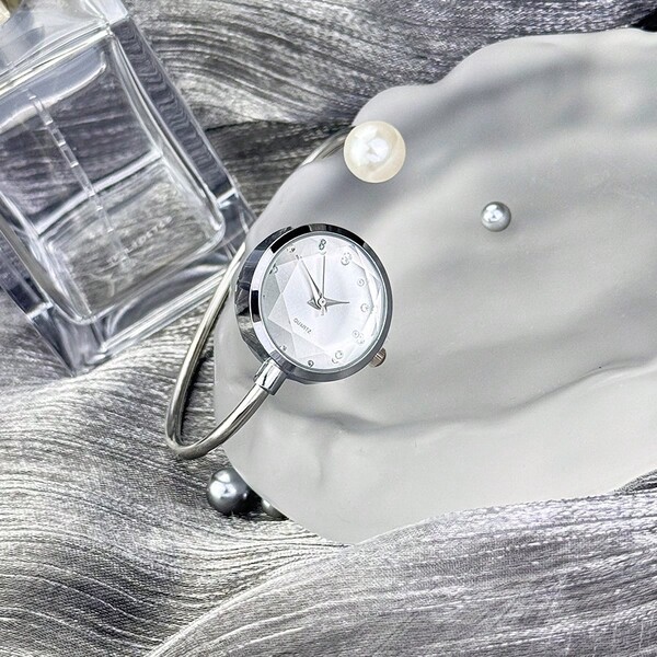 1 pezzo Orologio da donna sottile a braccialetto con 1 grande perla, quadrante tagliato a diamante e strass di cristallo, orologio al quarzo semplice
