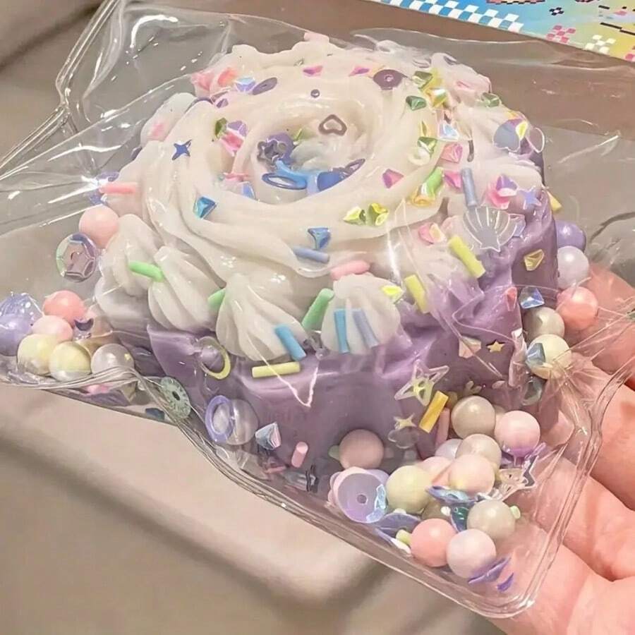 1个新款可爱超柔软挤压放松蛋糕 - TPR软胶挤压蛋糕慢回弹 - 适合青少年和办公室娱乐放松礼物 - 节日、派对、生日礼物（款式和颜色随机）