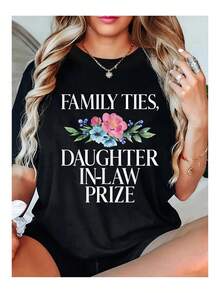 Camiseta estampada de manga corta con cuello redondo de algodón negro de 180 g para mujer con diseño floral - "Lazos familiares, premio de nuera" - Top informal de verano, camiseta gráfica cómoda y holgada, conjunto de moda moderno para damas, regalo perfecto para esposa o nuera Declaración de moda, tela suave y transpirable - Negro - Ver 1