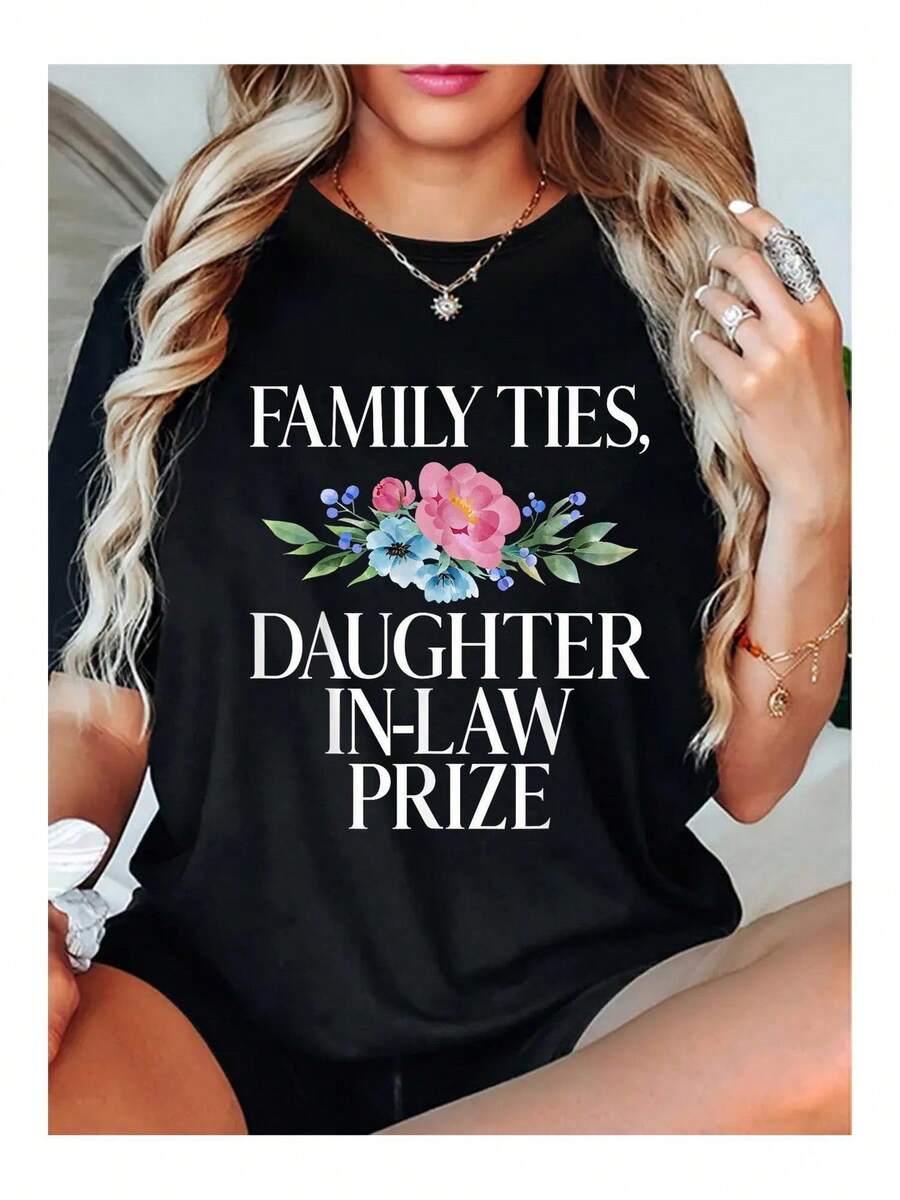 Camiseta estampada de manga corta con cuello redondo de algodón negro de 180 g para mujer con diseño floral - "Lazos familiares, premio de nuera" - Top informal de verano, camiseta gráfica cómoda y holgada, conjunto de moda moderno para damas, regalo perfecto para esposa o nuera Declaración de moda, tela suave y transpirable - Negro - Ver 1