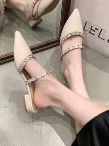 2025 Herbst Damen Flache Schuhe mit Nieten, Klobiger Absatz, Geschlossene Zehenpartie Mules, Neue Mode Slides zum Tragen mit Rock, Spitzer Zehenbereich, Niedriger Absatz, Strass, Weiche Leder Slip-On Schuhe