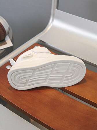 Un par de zapatos blancos de caña alta elegantes para niños, adecuados para el otoño, zapatos deportivos de moda para niños, zapatos casuales para niñas y zapatillas para niños